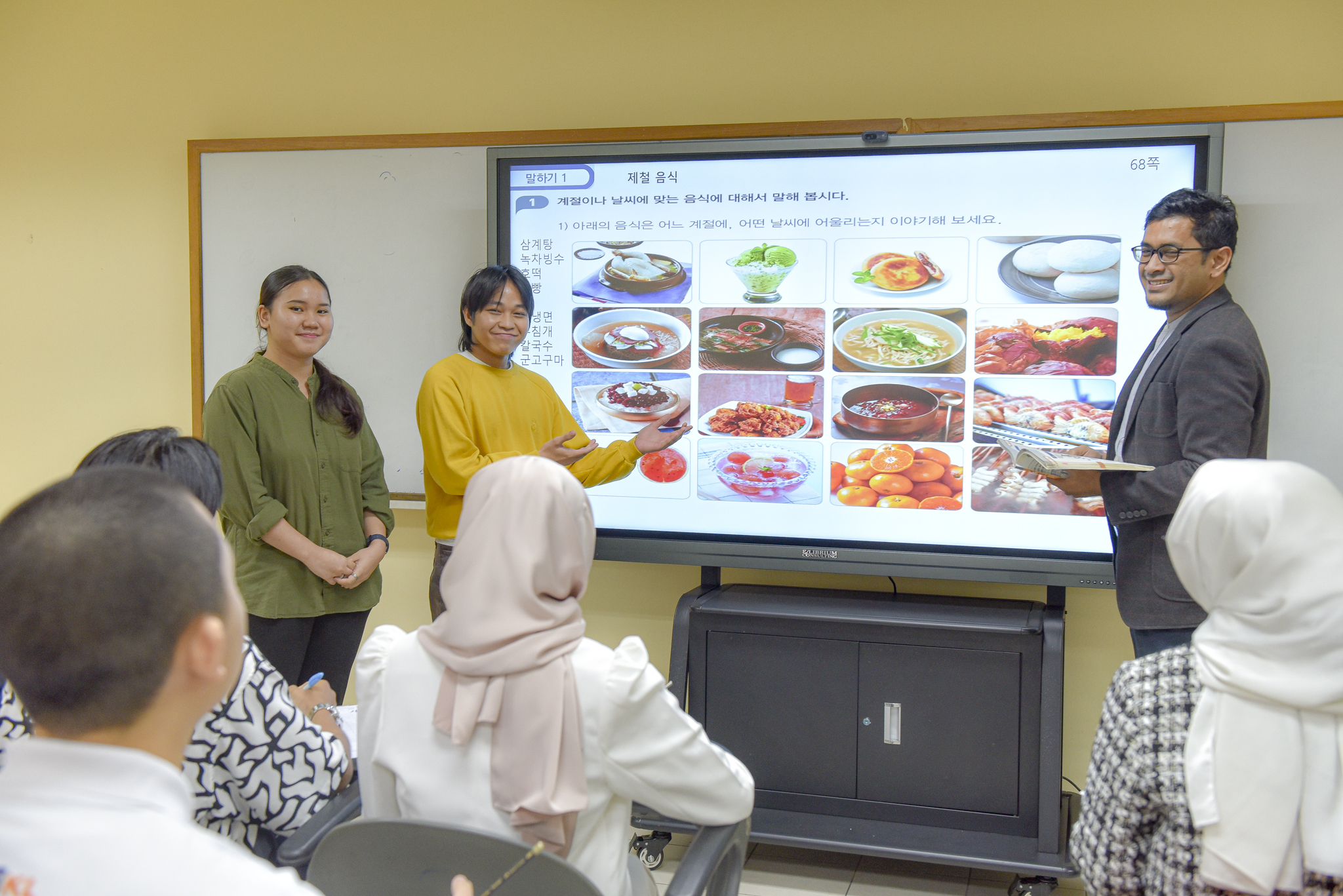 Expert Korean professors teaching online